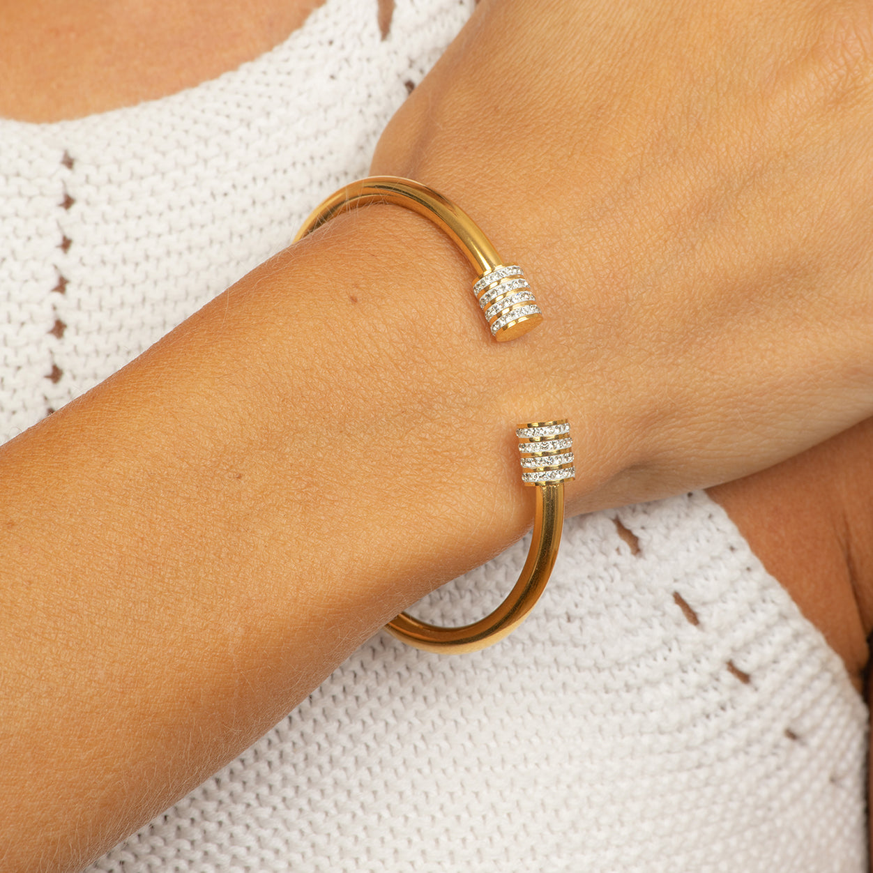 stainless steel bangle with crystal tubs