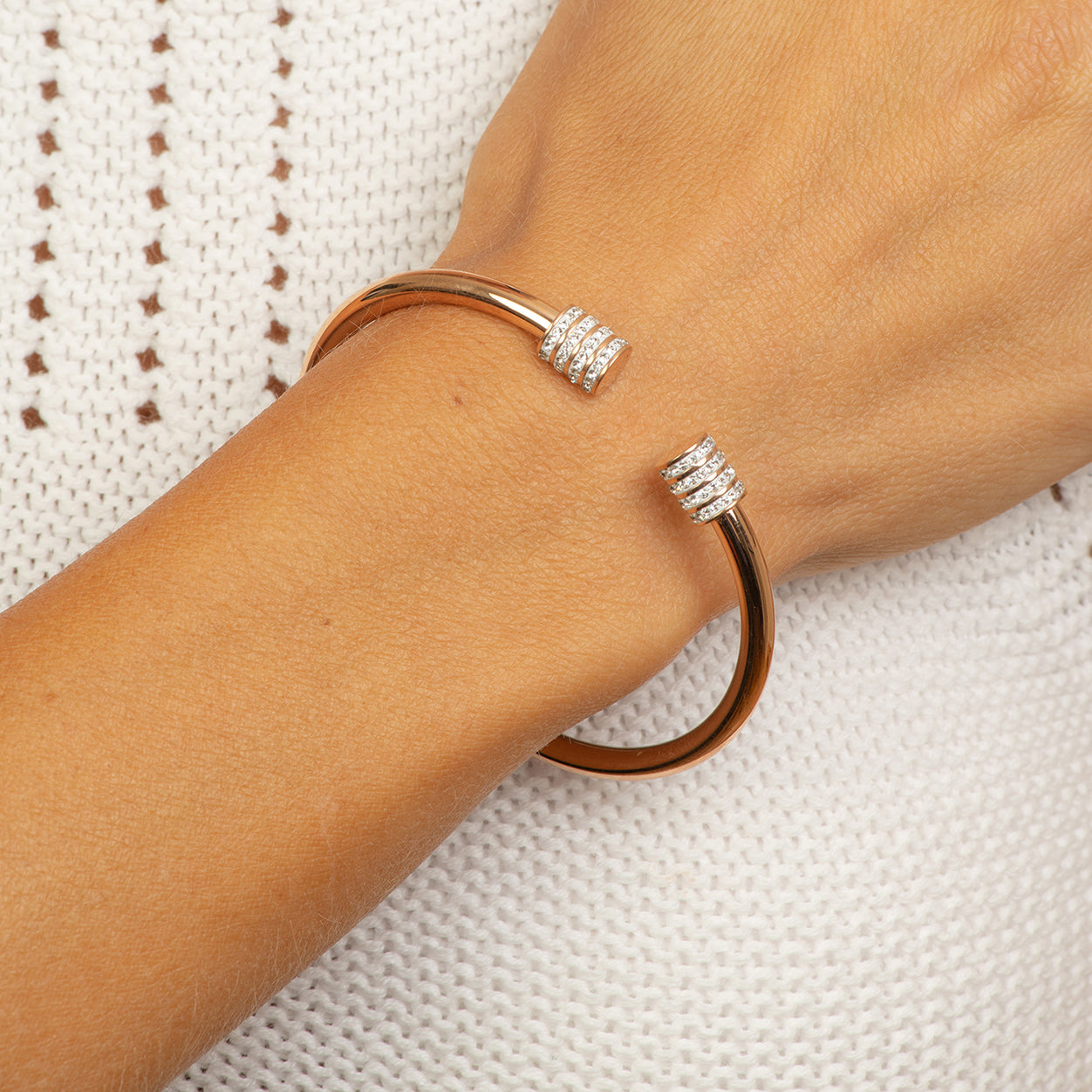 stainless steel bangle with crystal tubs