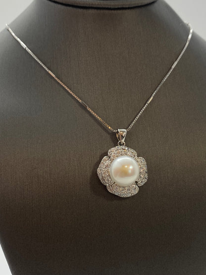 DK-925-469 - flower and pearl necklace