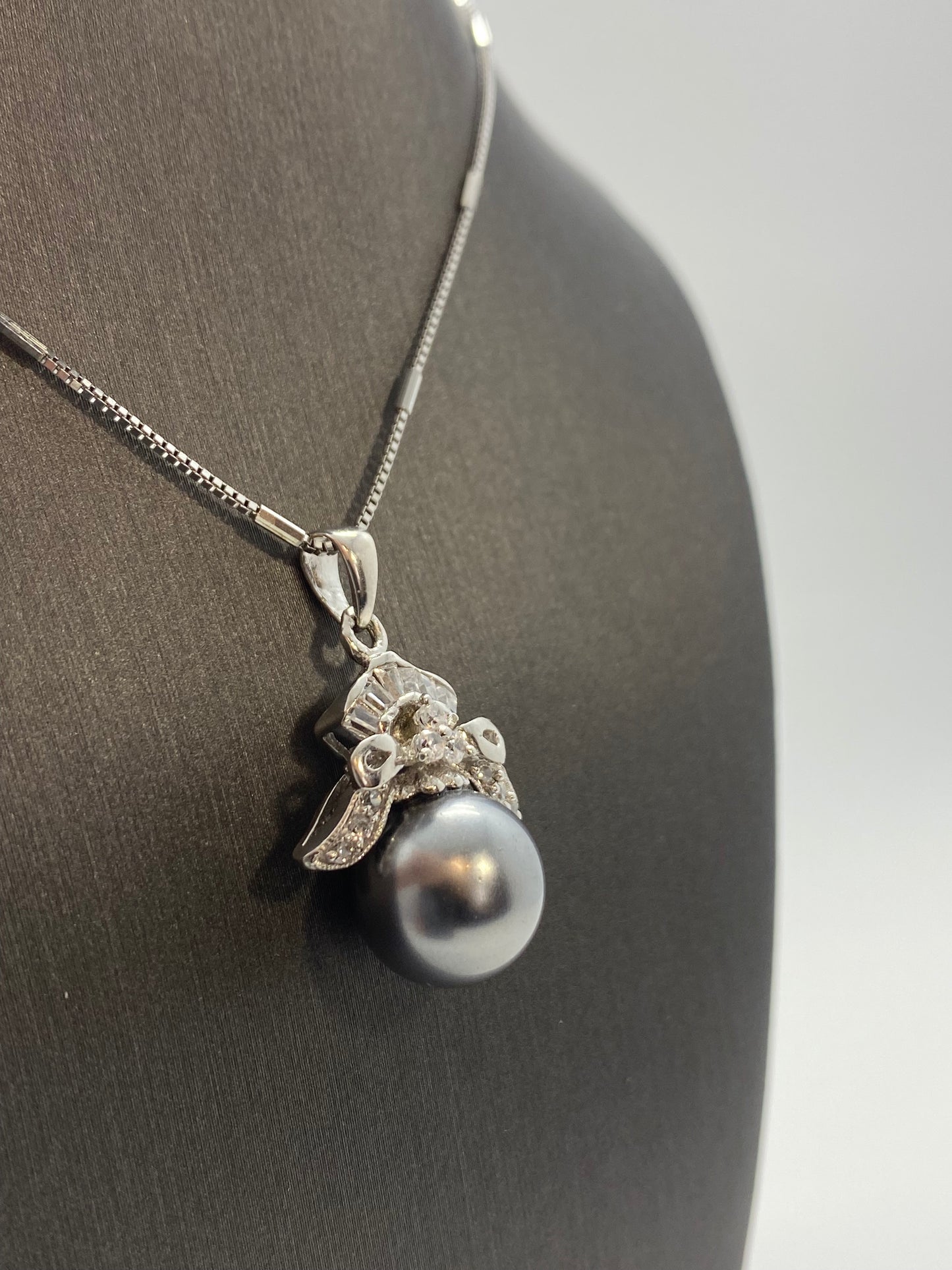 PATRICIA -beautiful grey shell pearl necklace